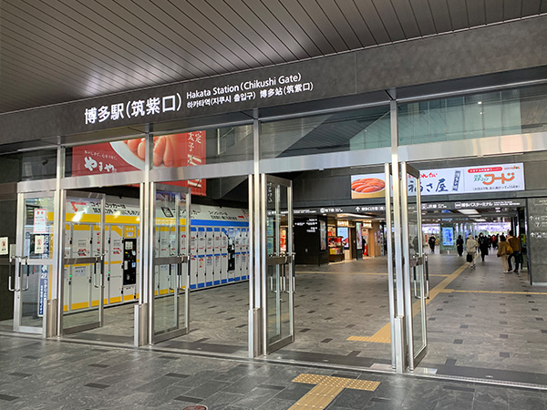 博多駅筑紫口側にお店があります。ここからお店まで約5分。出て左側には郵便ポストが並んでます。