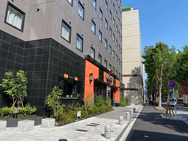 車道を渡りそのまま直進、APAホテル(工事中)があり、お店はその隣にあります。※近隣には時間貸し駐車場が多数あります。
