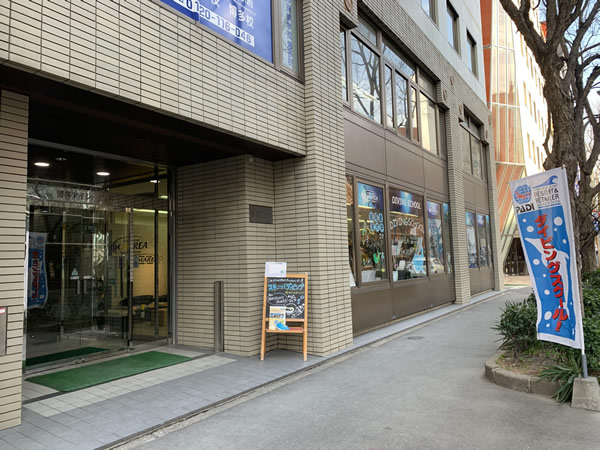 マレア福岡博多店に到着です!ビルの自動ドアを入りすぐ右手にガラス扉の入口があります。電車でも車でも通いやすいとご好評です。