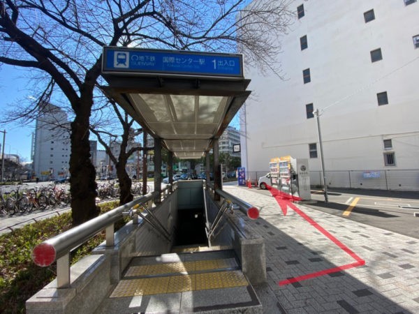 国際センター駅1番出口をでたら泥江町の交差点へ向かいます