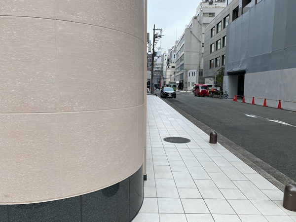1つ目の角を左折して、50mほど直進します。