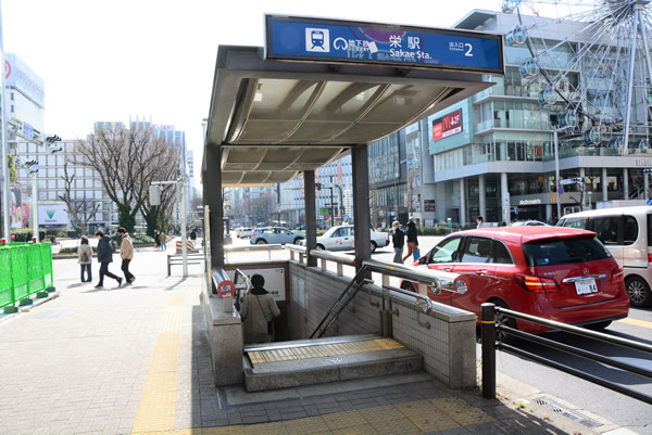 栄駅2番出口から地上へ。