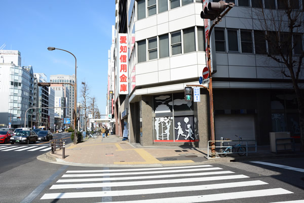 愛知信用金庫がある横断歩道を渡り直進します。