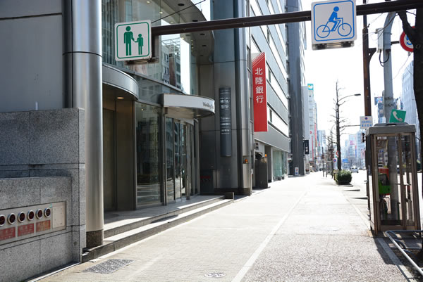 地上に出て振り返ると北陸銀行の看板が見えるので、そちらへ歩きます。