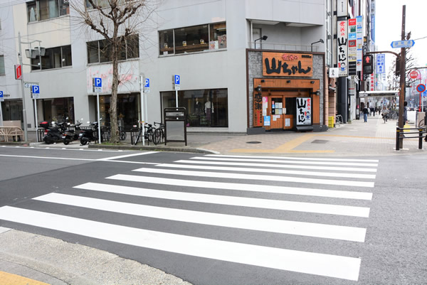 世界の山ちゃんがある横断歩道を渡ってから左折します