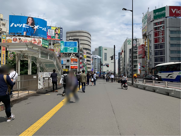 大通り（甲州街道）沿いに直進します。