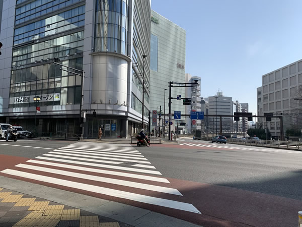 信号まで来たらIKEA(現在工事中)の方向へ渡ります。そして右折します。