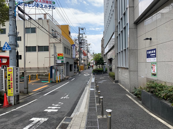 右折したら、そのまま20mほど直進すると、右手側にマレア新宿店があります。