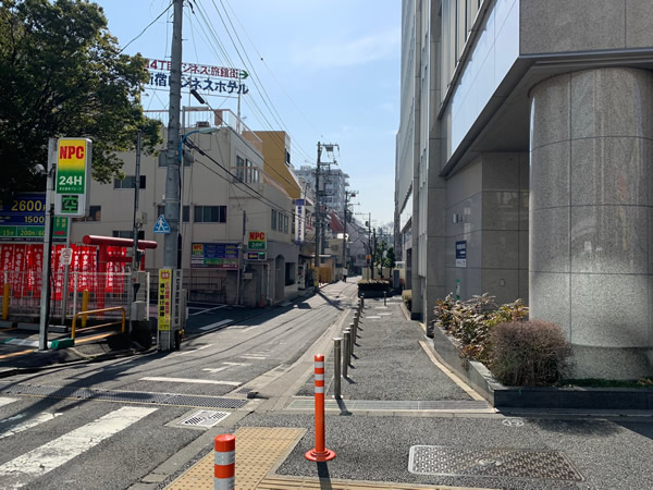 右折したら、そのまま20mほど直進すると、右手側にマレア新宿店があります。