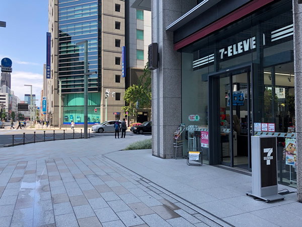 室町3丁目の交差点(セブンイレブン)が目印です。