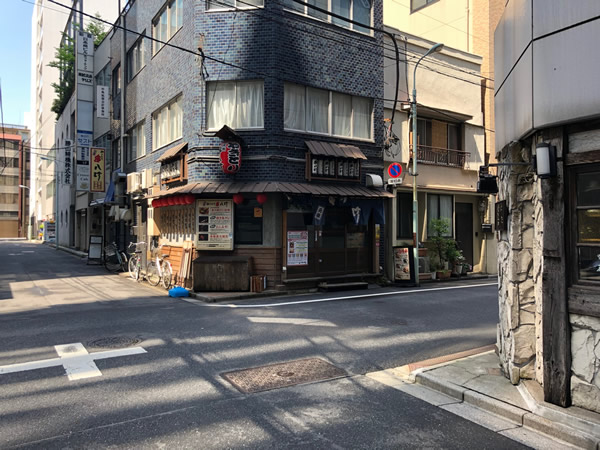 一つ目の十字路を右に曲がり、約20ｍ進むとマレア東京店があります。