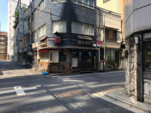 一つ目の十字路を右に曲がり、約20m進むとマレア東京店があります。