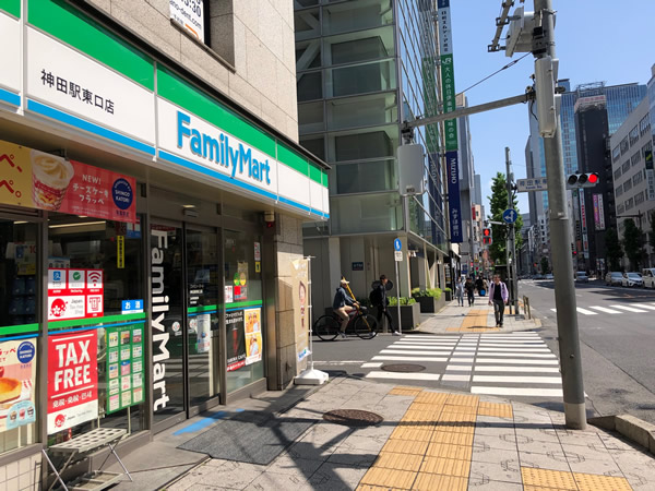 中央通りを日本橋方面へ直進します。(ファミリーマートが左手にきます)