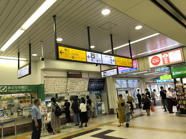 JR東神奈川駅改札を出て、西口方面へ進みます。