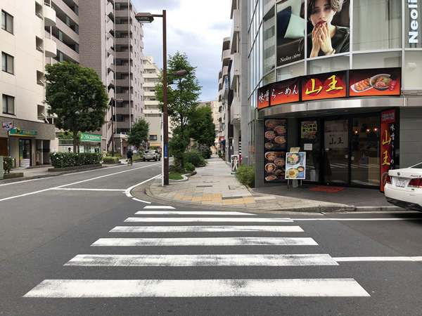 右手に「横浜家系ラーメン一角屋」が見えてきます。ひとつ目の信号まで更に直進します。