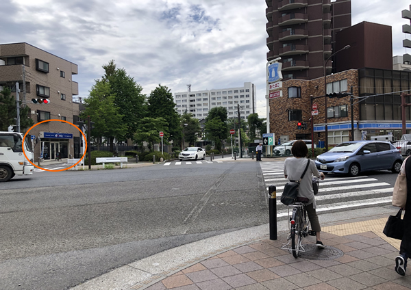 １つ目の信号まで来たら、ローソン側に渡ります。