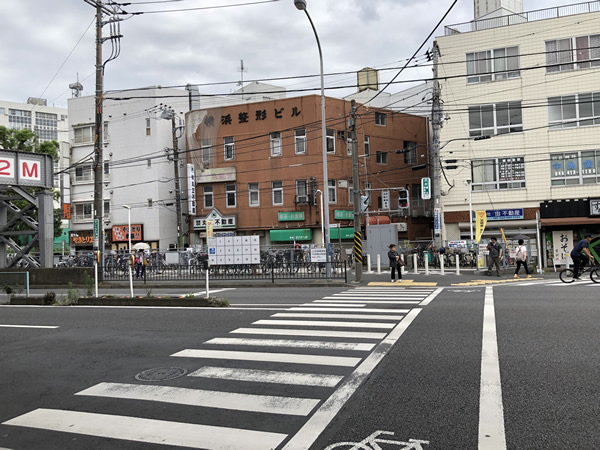 目の前の横断歩道を向こう側へ渡り、左折します。