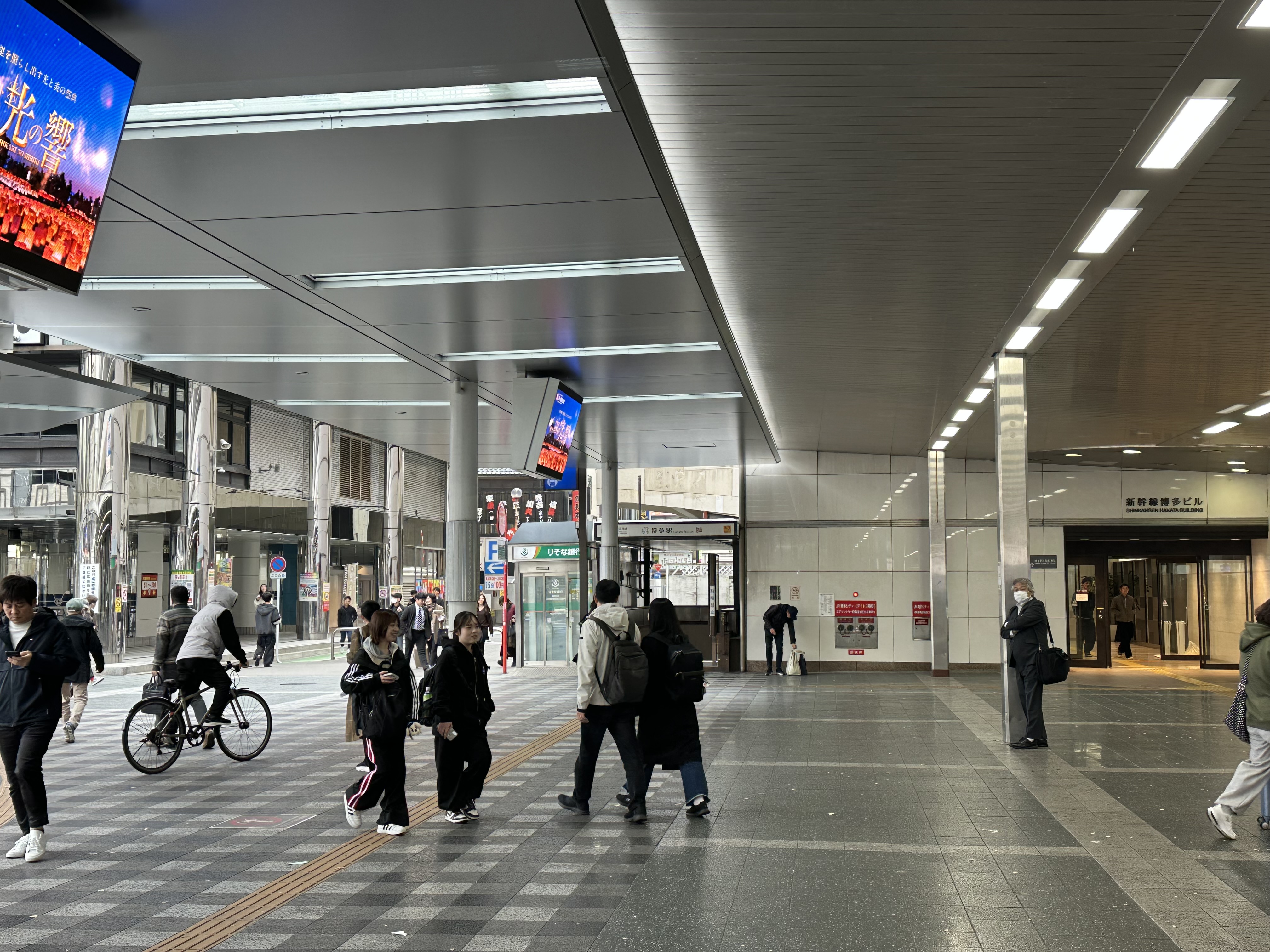 博多駅筑紫口を出てロータリーを右沿いに直進し、信号へ