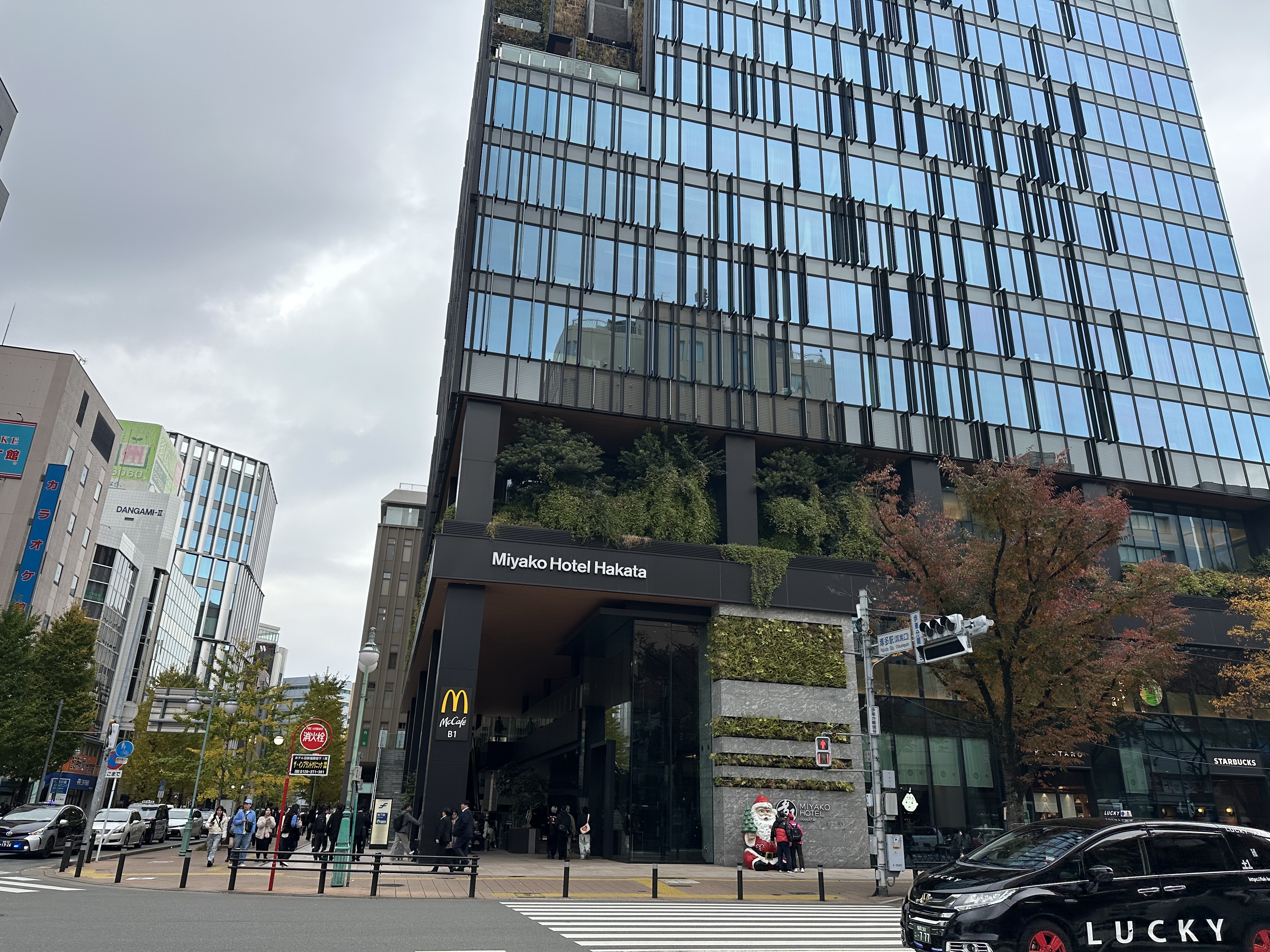 信号を渡り黒く輝く都ホテルを右手に見て直進