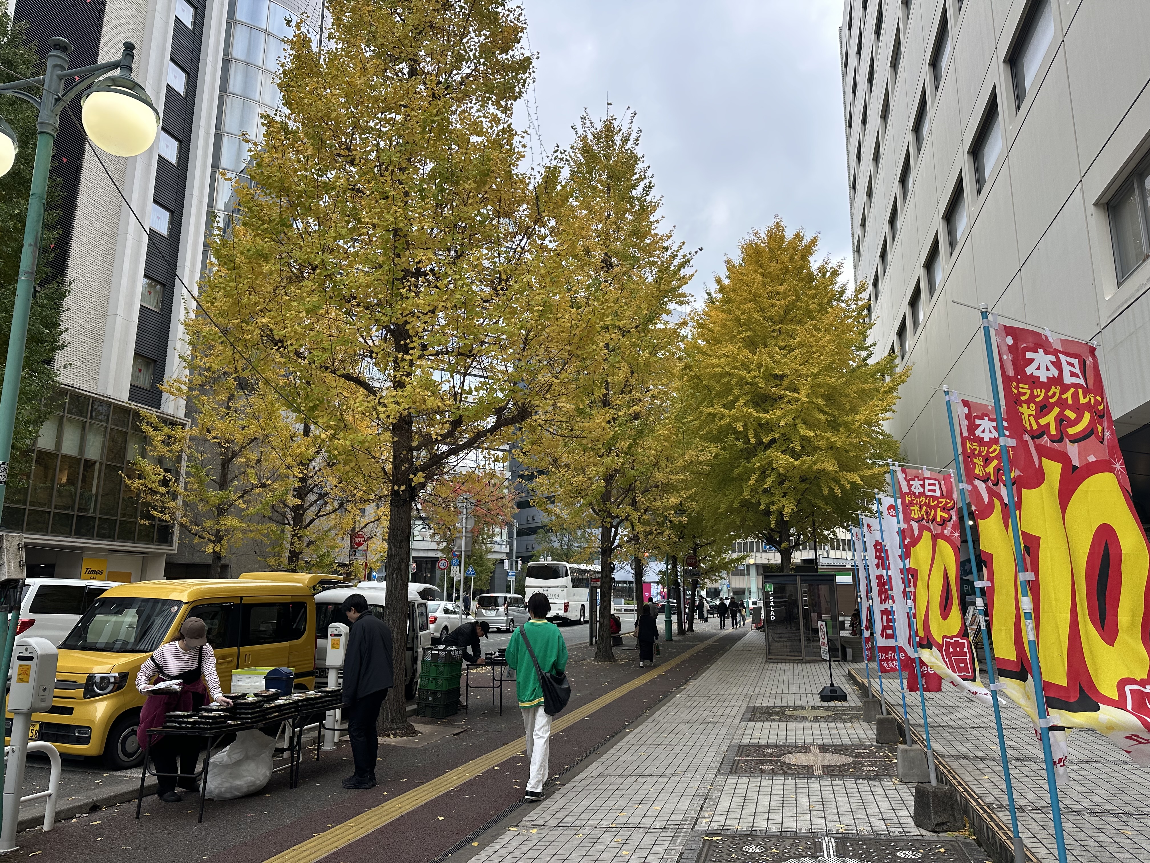 さらに直進し右手にドラッグイレブン→ファミリーマート①まで進みます！