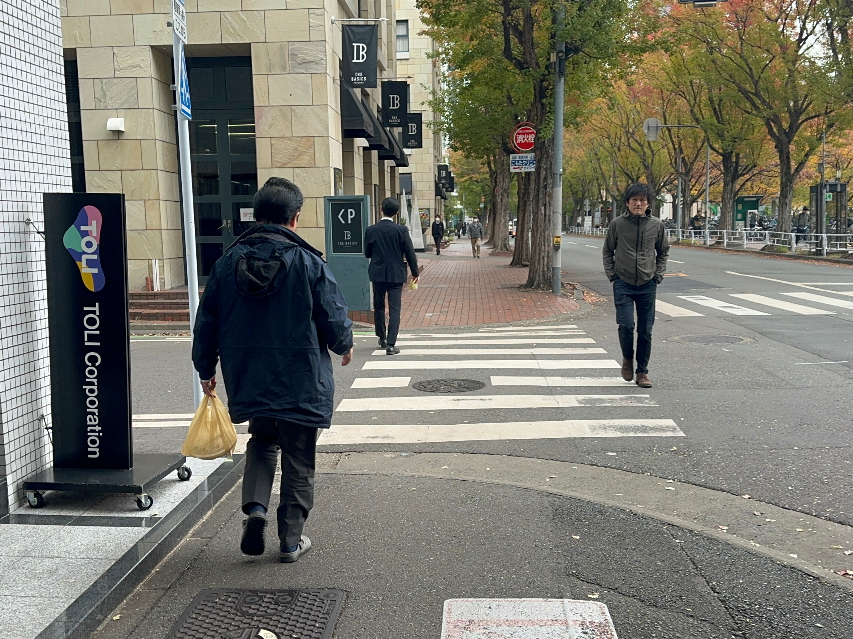 渡ったら右手に進み、次のファミリーマート②の次の交差点を左折します