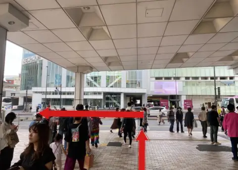 改札を出たら、目の前の階段を降りずに右側へ進みます。