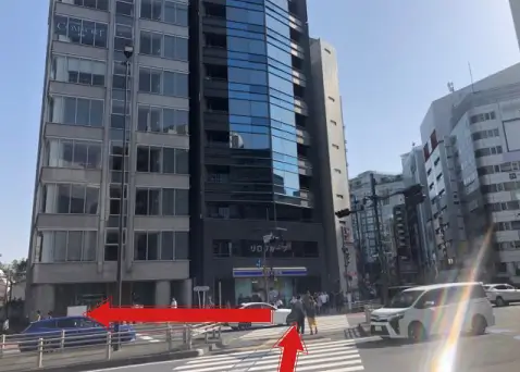信号を渡りきったところにローソンがあるので、ローソンを右手側に見て進み、次の角を右折します。