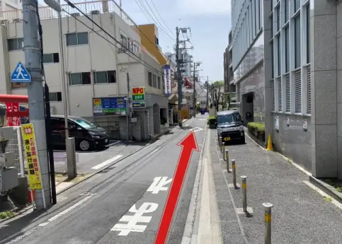 右折したらそのまま20ｍほど直進すると、右手側にマレア新宿店があります。