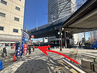 国際センター駅１番出口を出たら、斜め左方向（セブンイレブン）へ向かいます