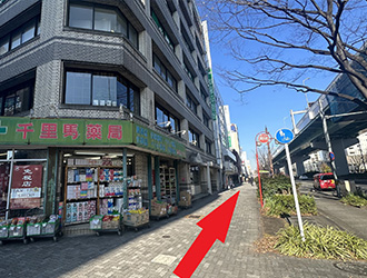 「千里馬薬局」を左手に見て、約100ｍ直進すると「ごきげんラーメン」があります