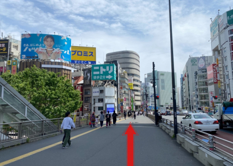 大通り（甲州街道）を左折します。