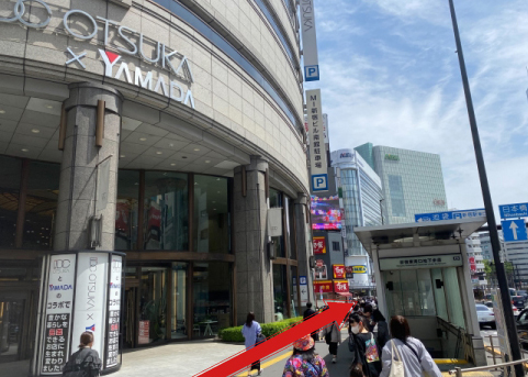 1分ほど直進すると左手側にIDC大塚家具が見えてきますので、そのまま直進して下さい。