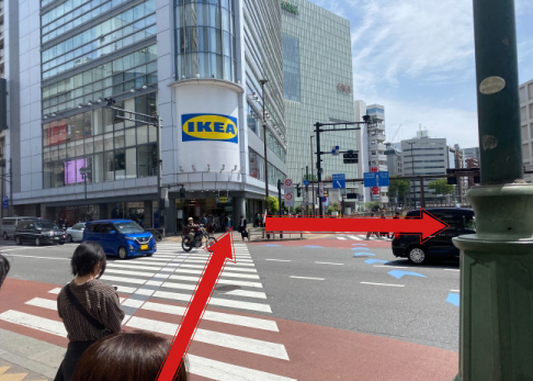 信号まで来たら、IKEAの方向へ渡ります。そして右折します。
