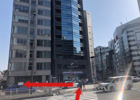 信号を渡りきったところにローソンがあるので、ローソンを右手側に見て進み、次の角を右折します。