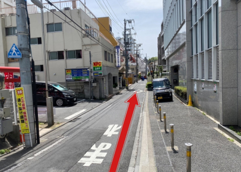 右折したらそのまま20ｍほど直進すると、右手側にマレア新宿店があります。