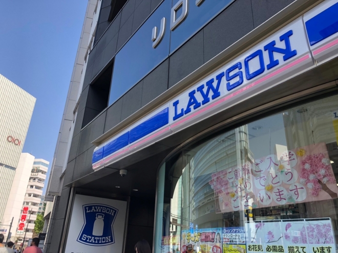ローソンがありますので、次の角を右折します。
