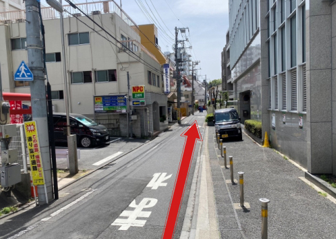 右折したらそのまま20ｍほど直進すると、右手側にマレア新宿店があります。