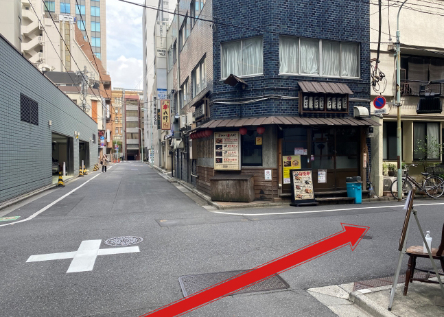 一つ目の十字路を右折して、20mほど直進でマレア東京店に到着です。