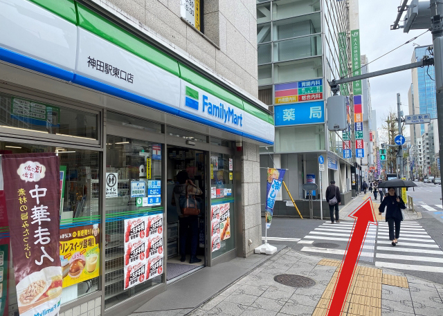 中央通りを日本橋方面へ直進します。（ファミリーマートが左手にきます）