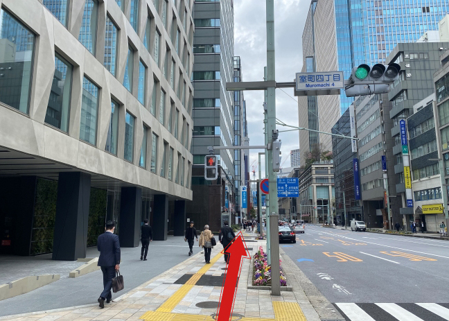 「室町四丁目」交差点をそのまま直進します。