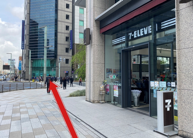 室町3丁目の交差点「セブンイレブン」が目印です。