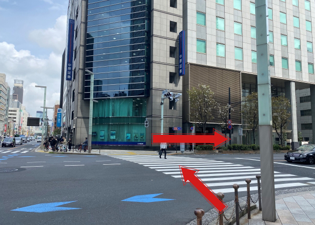 交差点を渡り、右折します。