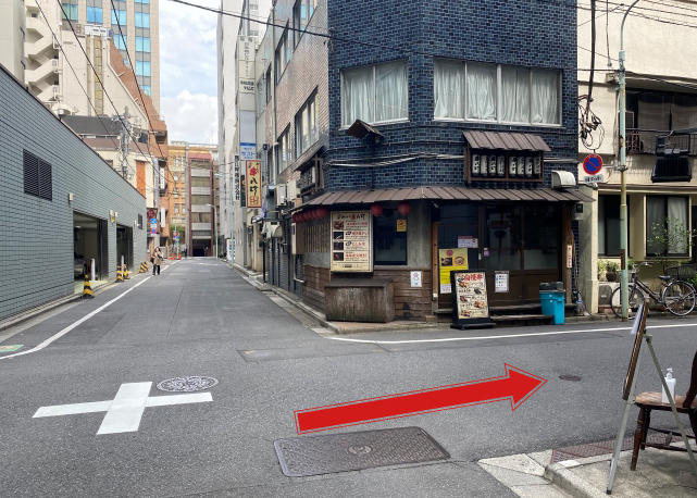 一つ目の十字路を右折して、20mほど直進でマレア東京店に到着です。