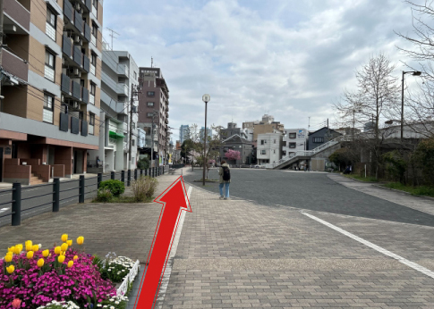 そのまま直進します。