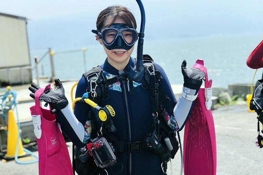 ワールドダイブのフロントファスナーを着た女性ダイバー