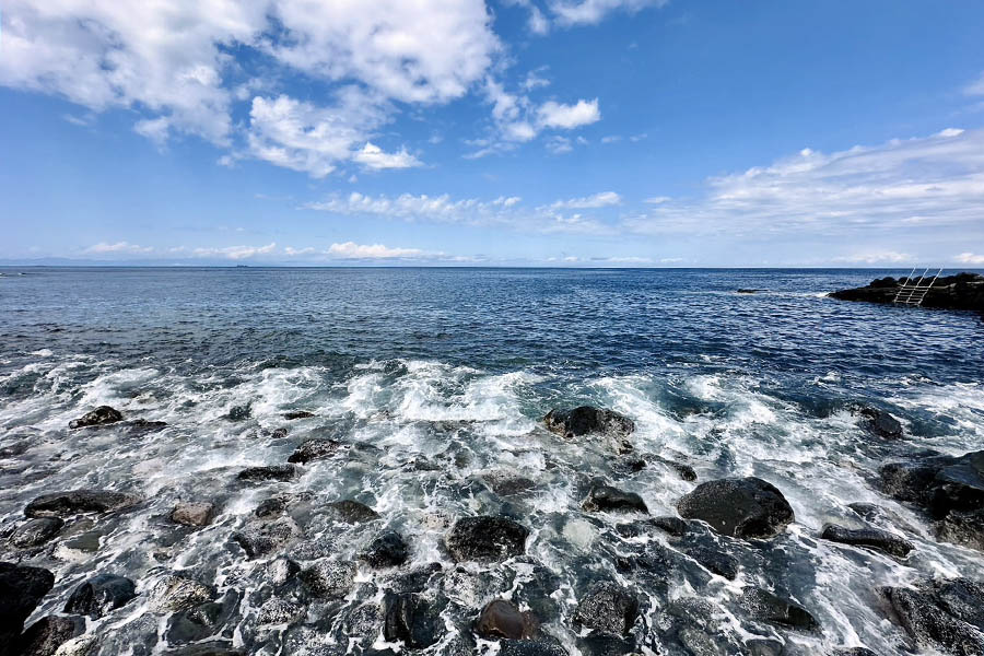 伊豆大島の秋の浜でビーチダイビング