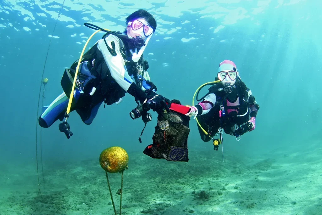 PADIダイブ・アゲインスト・デブリSPコースで水中ごみを回収するダイバー
