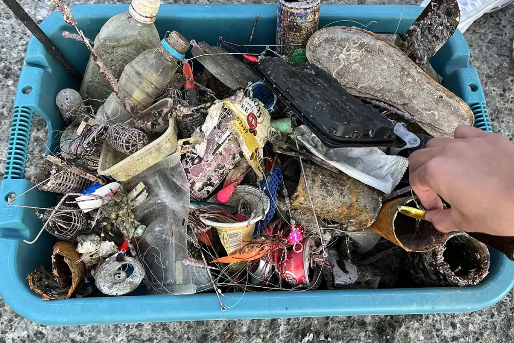 ダイバーが回収した海ごみ