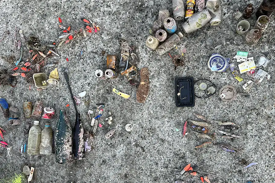 ダイバーが海底から回収してデータ記録のために分別された海ごみ