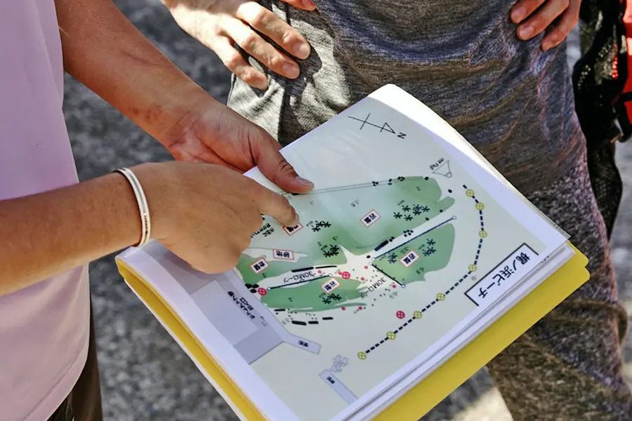 水中地図を見てナビゲーションの確認をするダイバー